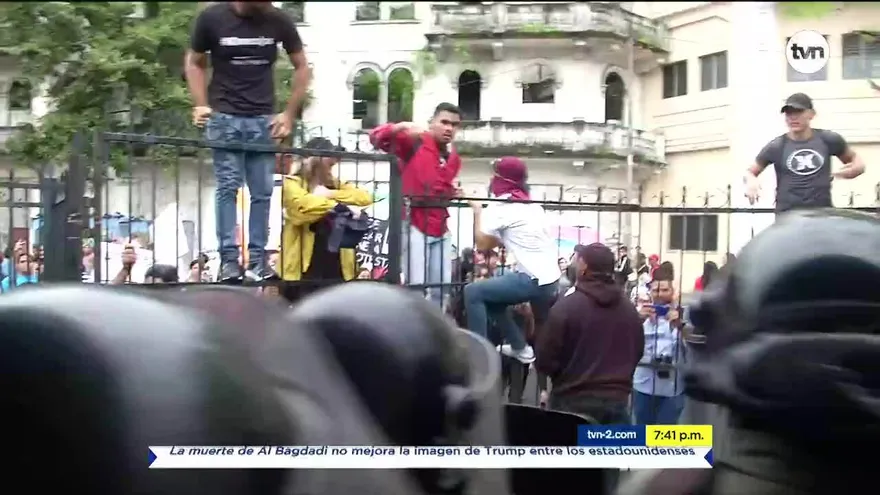 Vandalizan sede del PRD en medio de protestas por reformas constitucionales