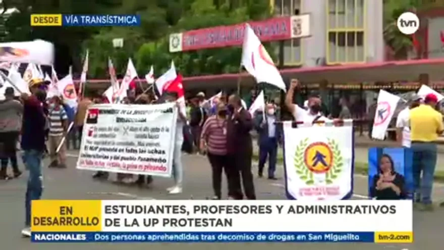 Universitarios protestan en la vía Transístmica