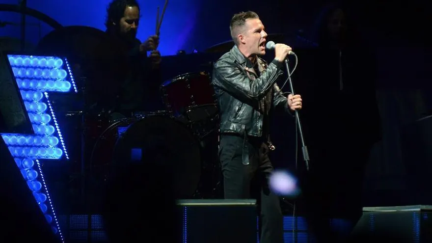El cantante de la banda estadounidense "The Killers", Brandon Flowers, durante un concierto.