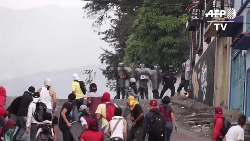 Estudiantes venezolanos protestan contra fallo judicial