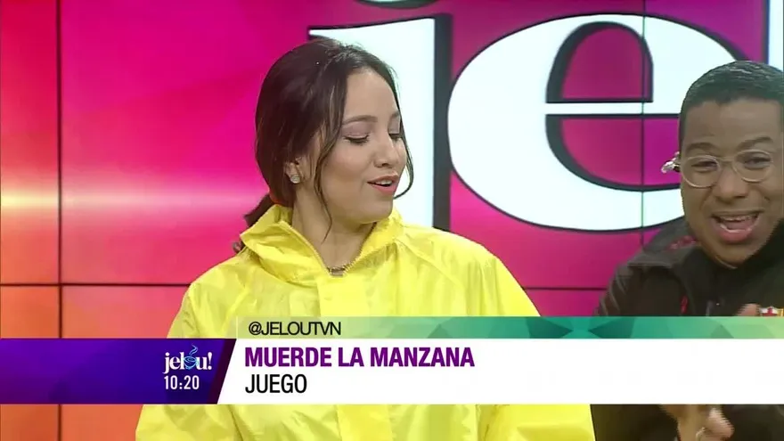 Natalia y Carolina muerden la manzana en este juego