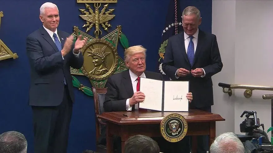 Trump bloquea a islámicos radicales, pide reconstrucción militar