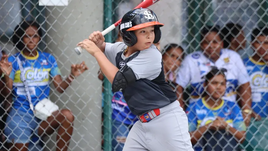Pelotero del equipo de béisbol u10 de Los Santos