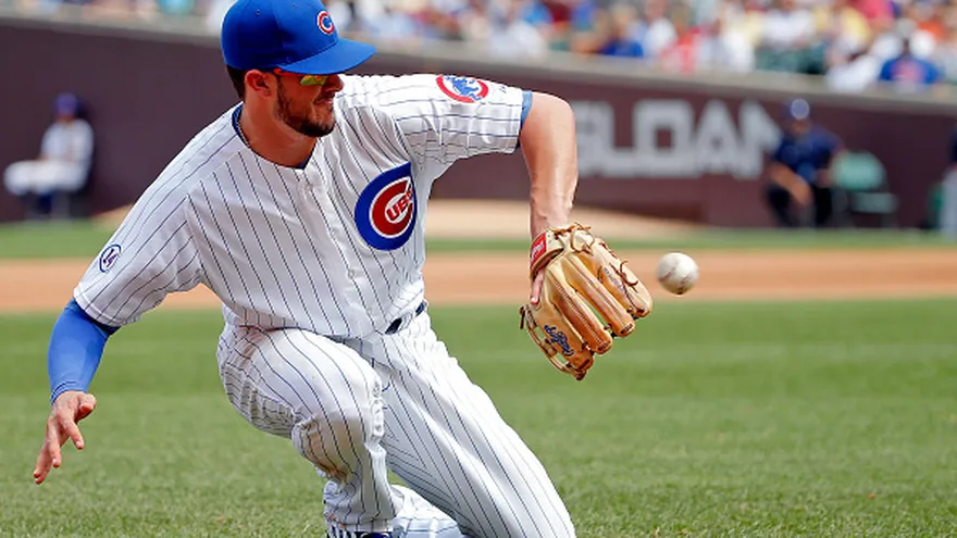 Kris Bryant intenta atrapar la pelota