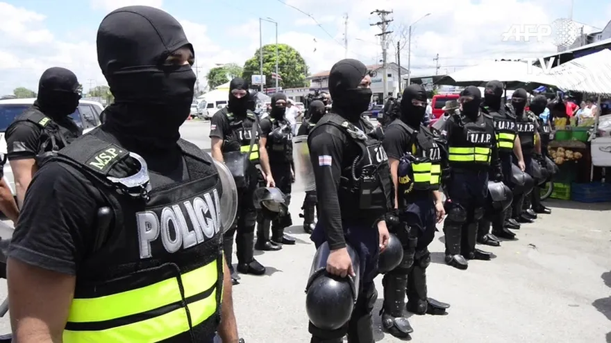 Crece tensión por migrantes cubanos en Panamá