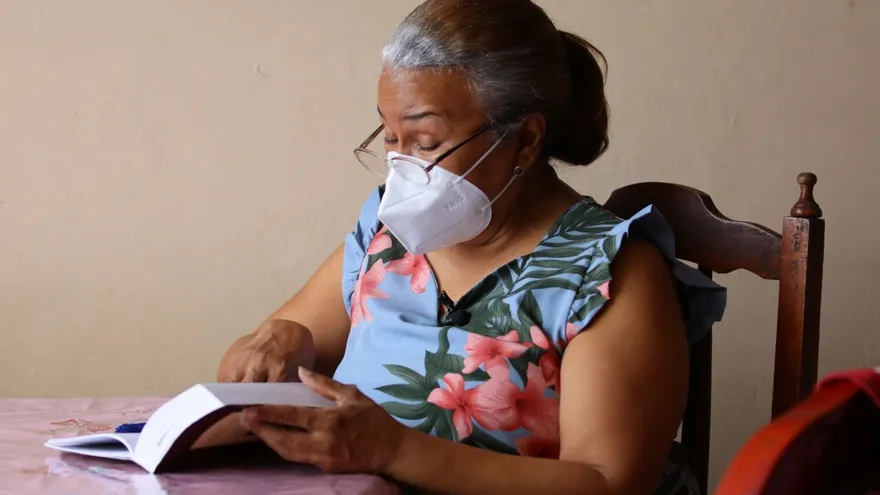 Miss Violeta Gaona de Cocherán primera panameña en ser vacunada contra la Covid.