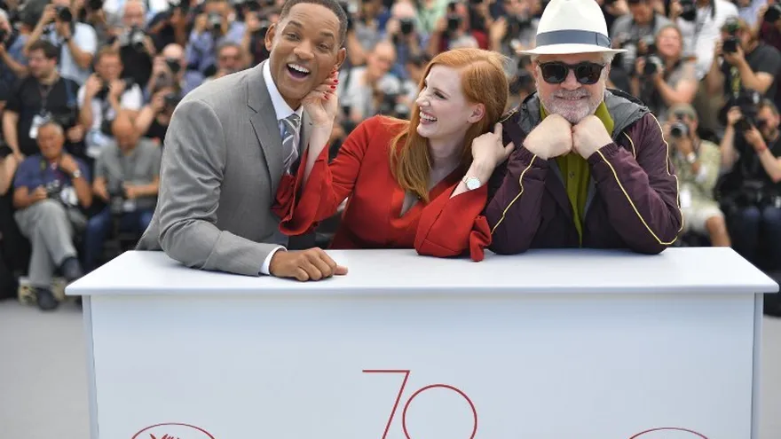 Will Smith (i) y Jessica Chastain (c) con Pedro Almodóvar (d) miembros y presidente de la edición 70 del Festival de Cine de Cannes.