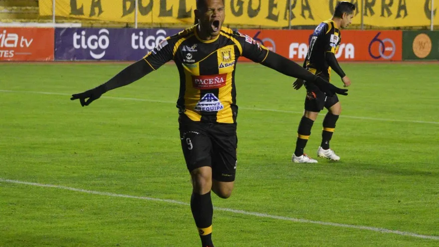 Triplete de Rolando Blackburn con The Strongest