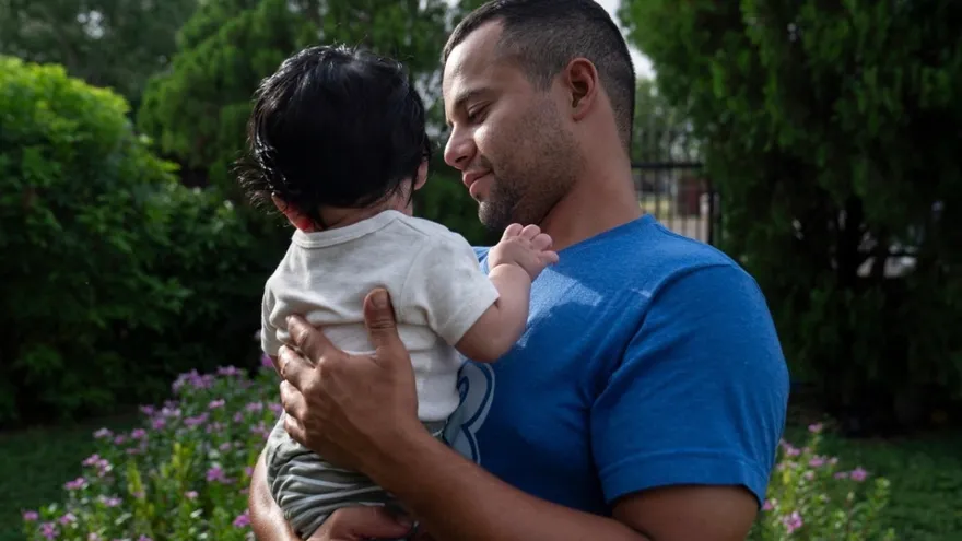 José Contreras, de 30 años, posa para una fotografía junto a su bebé de cuatro meses en su casa en Edinburg, Texas, el 10 de julio de 2026