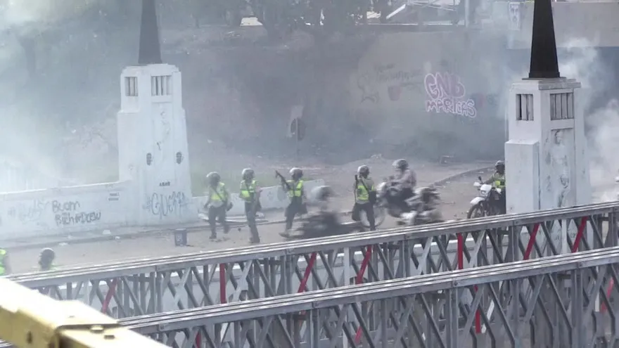 Oposición venezolana vuelve a marchar entre gases lacrimógenos