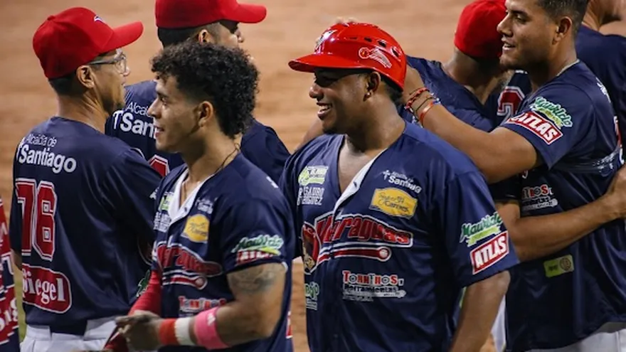 Integrantes del equipo mayor de Veraguas se felicitan