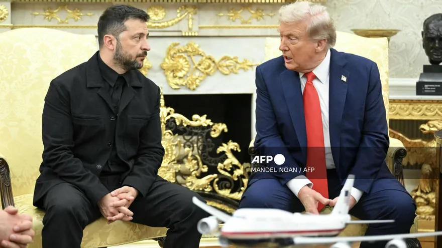 El presidente de Ucrania, Volodymyr Zelensky, junto a su homólogo estadounidense, Donald Trump.