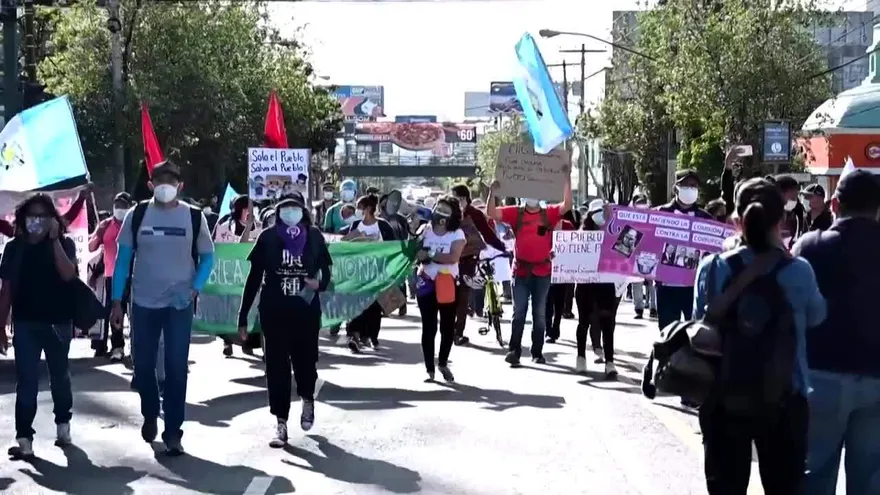 Guatemaltecos bloquean carretera para pedir renuncia de presidente Giammattei