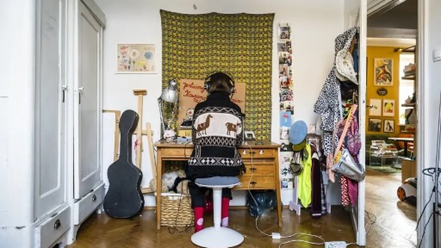 Una persona con acceso a internet