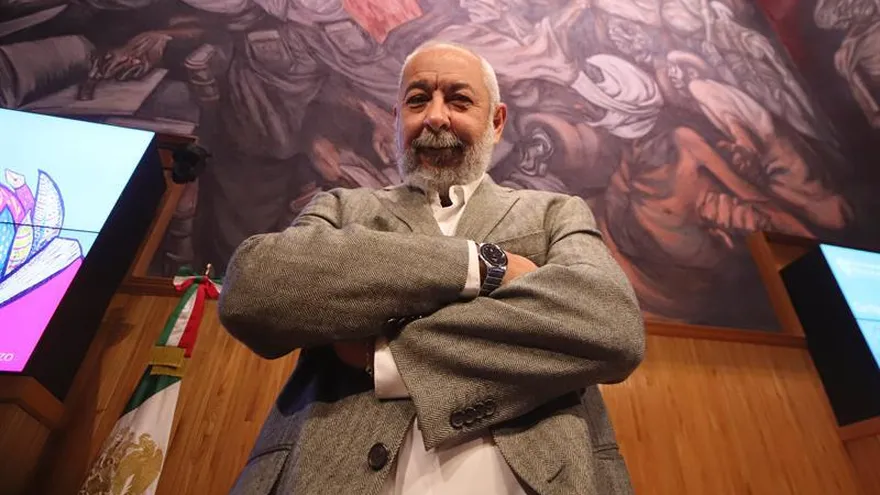 El escritor cubano Leonardo Padura participa en una conferencia de prensa, en la ciudad de Guadalajara (México).