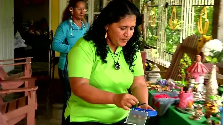 La artesana que subsiste del reciclaje