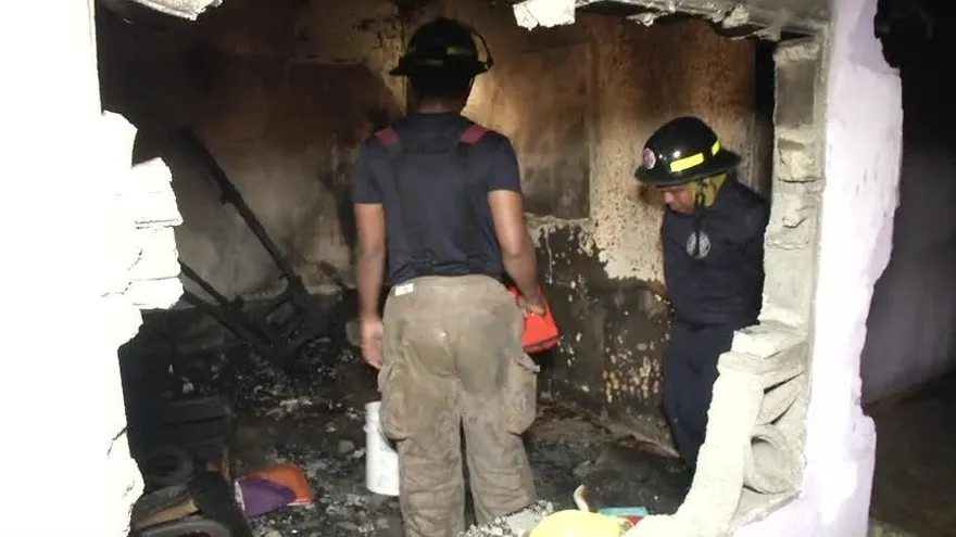 Familia lo pierde todo en un incendio en Cerro Batea