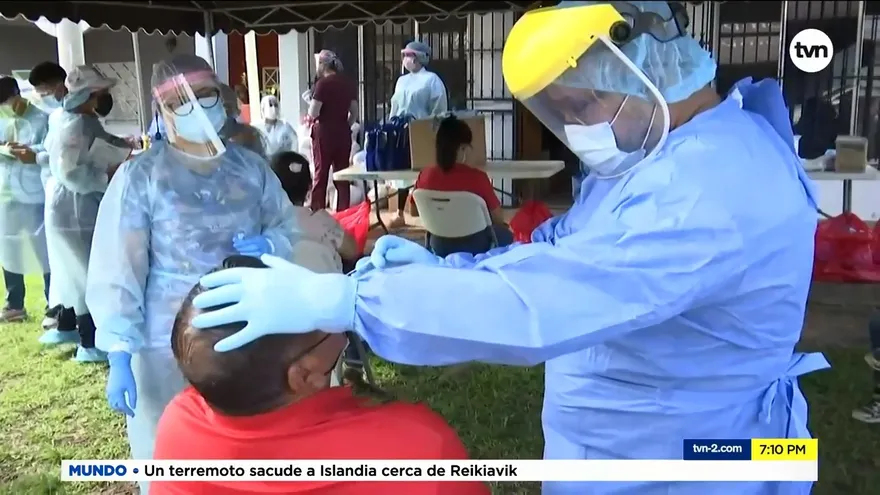 Personas mantienen medidas de seguridad contra el COVID-19