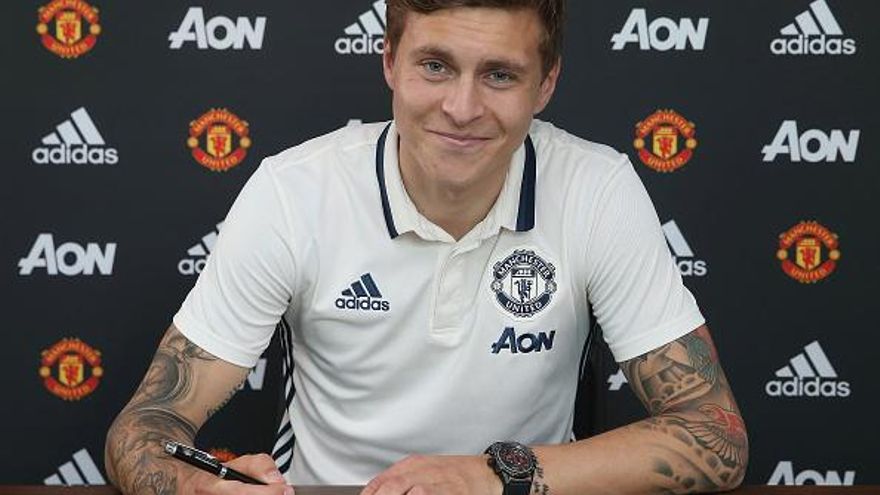 Victor Lindelof firma su contrato con el Mánchester United