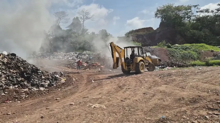 Moradores denuncian afectaciones por humo del vertedero de Montijo