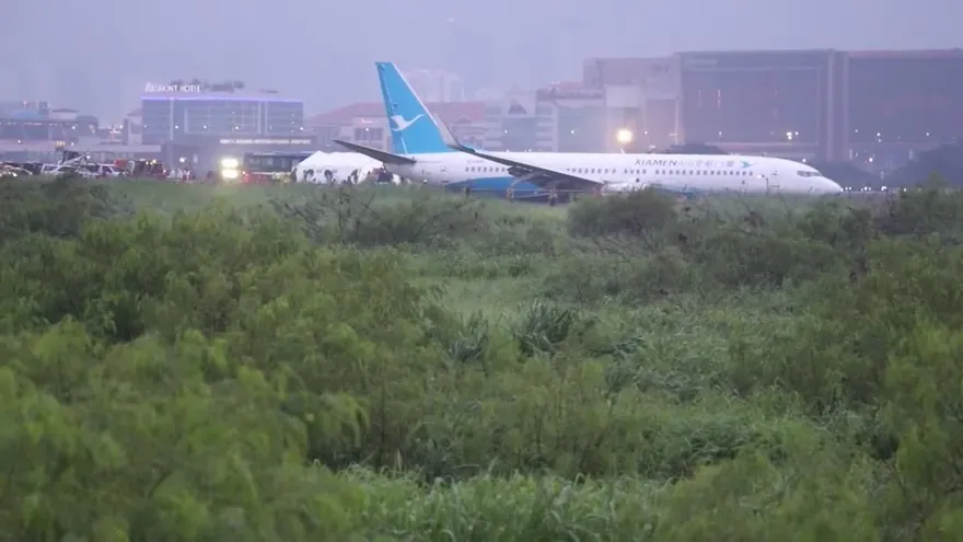Un avión que se salió de la pista en el aeropuerto de Manila deja a miles varados