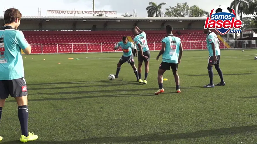 Leonardo Pipino entrena con sus jugadores a tiempo completo