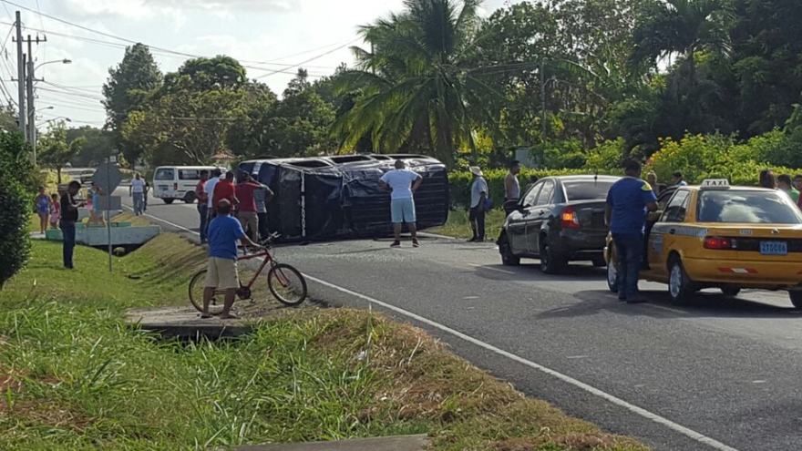 El bus colisionó con un auto y luego se volcó