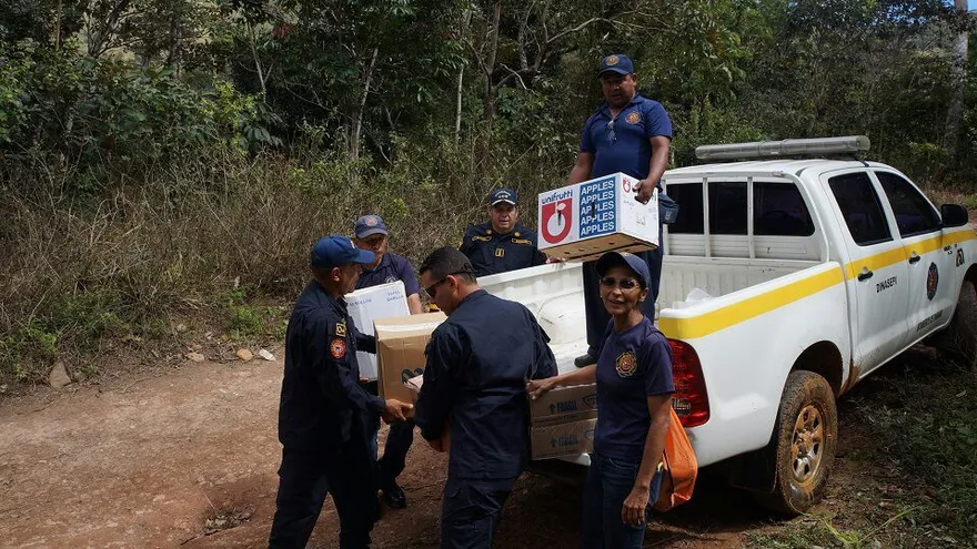 Los socorristas que regresaron a visitar a un viejo amigo y a cinco niños huérfanos
