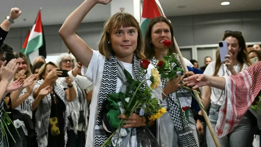 Greta Thunberg llegó a Atenas junto con miembros de flotilla por Gaza expulsados de Israel