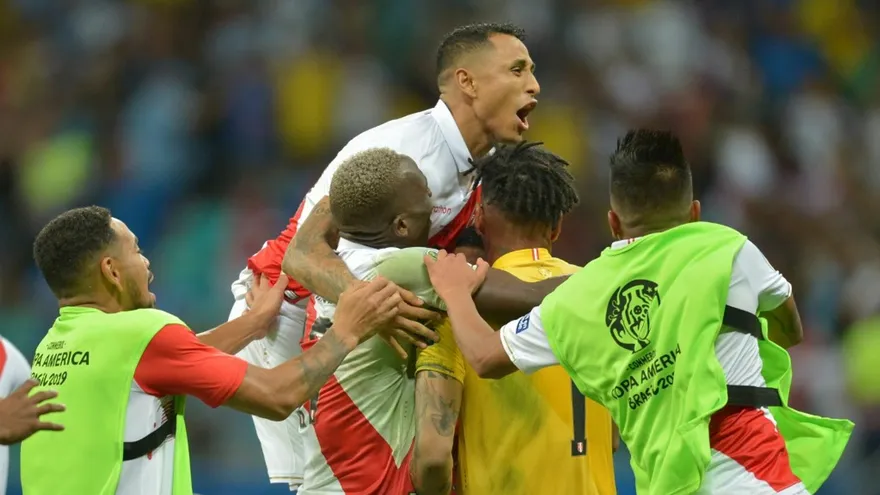 Perú gana tanda de penaltis y jugará semifinal contra Chile