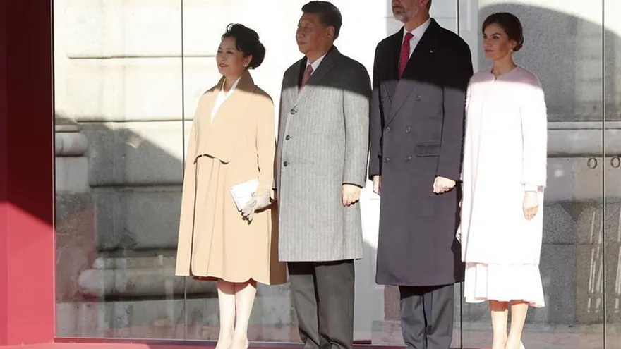 Los reyes Felipe y Letizia reciben al presidente de China, Xi Jinping (2i), y su esposa, Peng Liyuan, hoy en el Palacio Real, con motivo su visita de Estado a España, la primera de un mandatario de la potencia asiática en trece años, en una jornada en la que también se va a reunir con el presidente del Gobierno, Pedro Sánchez, para firmar varios acuerdos, y que va a cerrar con cena de gala ofrecida por Felipe VI en el Palacio Real.