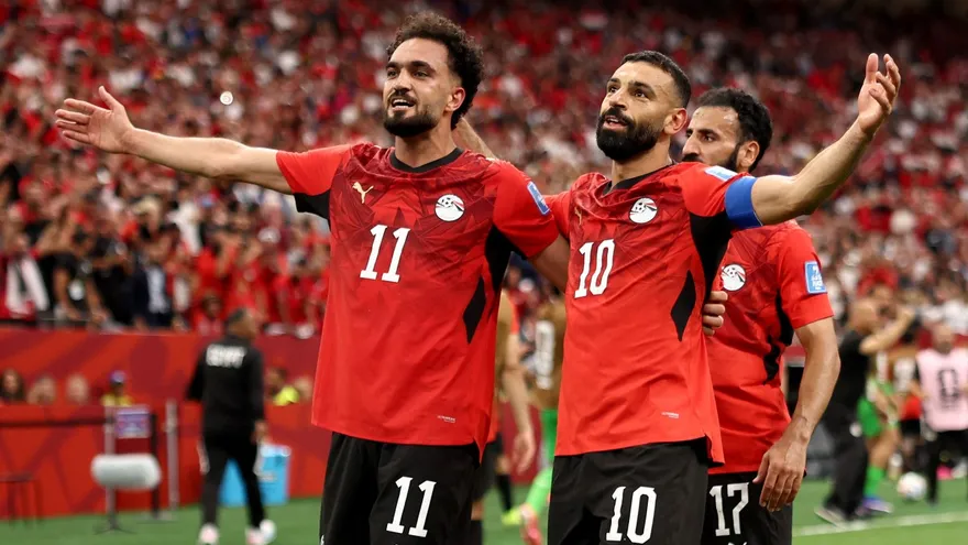 Mostafa Zico (i) y Mohamed Salah (d) celebran durante el partido entre Egipto y Nueva Zelanda