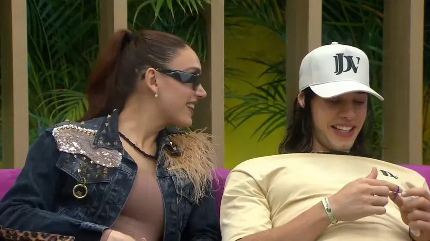 Isabella y Juanda se hacen preguntas amorosas