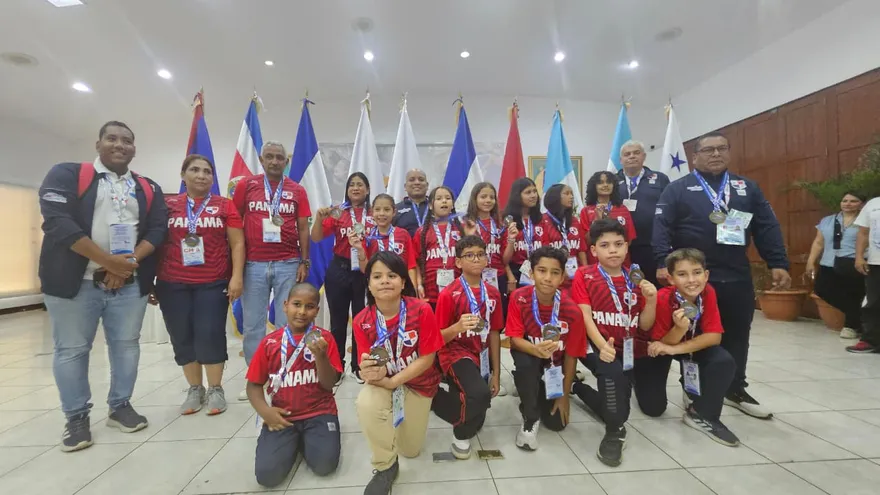 Equipo de Panamá con las medallas obtenidas en los Juegos Codicader Nivel Primario 2025