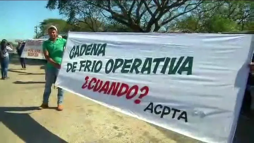 Productores protestan y cierran la vía hacia Divisa
