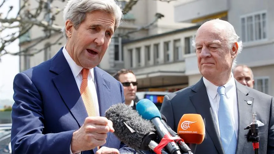 El secretario de Estado de EEUU, John Kerry (i), y el enviado especial de la ONU para Siria, Staffan de Mistura.