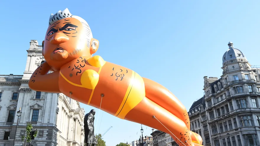 Un gigantesco globo con la imagen del alcalde de Londres, Sadiq Khan