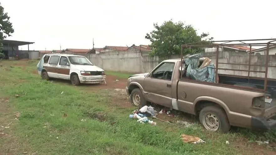 Residentes de El Tecal, Vacamonte, desesperados por chatarra en la vía principal