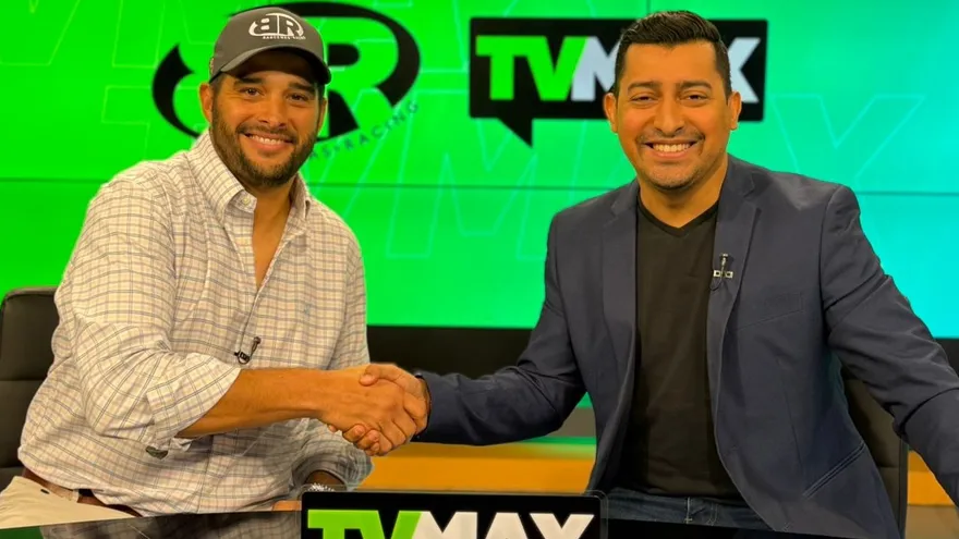 Mario Bárcenas junto a Salvador Saldaña gerente de deportes TVMAX