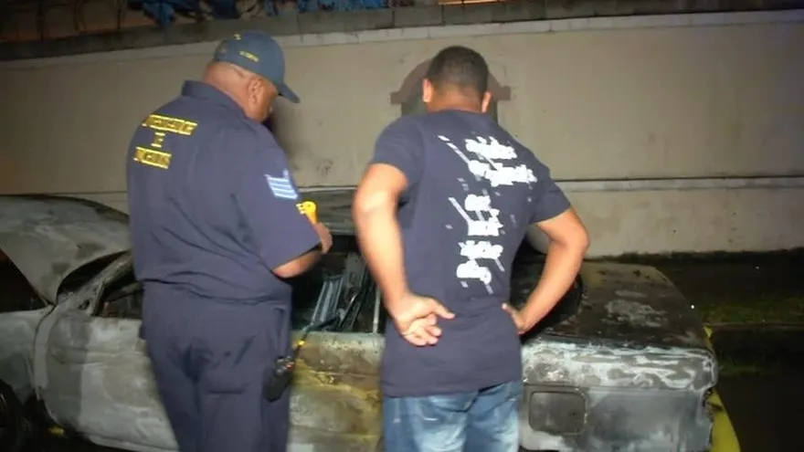 Bomberos atienden auto incendiado en Don Bosco