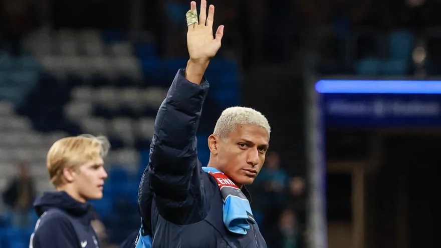 Richarlison saluda a fanáticos en un partido amistoso del Tottenham