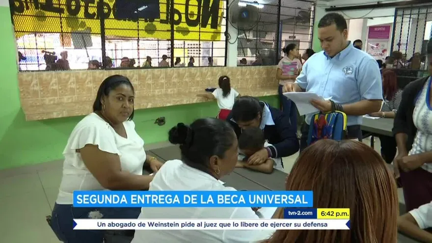 Estudiantes reciben pago de Beca Universal