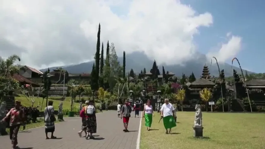 Al menos 11.000 evacuados debido a la actividad de un volcán en Bali