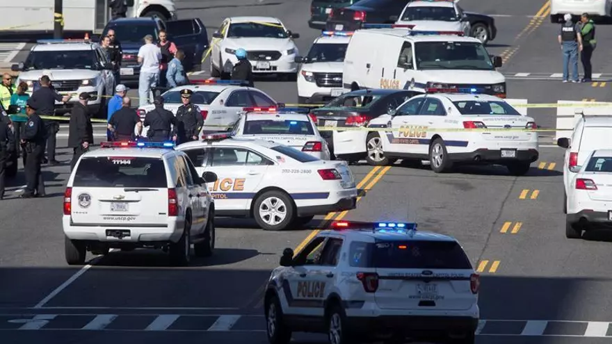 Policías se reúnen en la Avenida de la Constitución tras un incidente en el Capitolio en Washington, Estados Unidos, hoy 29 de marzo de 2017. La Policía del Capitolio de Washington realizó varios disparos contra una persona que intentó arremeter contra ellos con un coche. La persona fue detenida y no ha habido heridos.