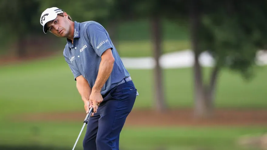 Kisner lidera el Abierto Británico tras el primer día, Woods en el par