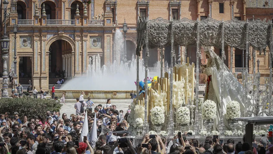 La Virgen Santísima de la Paz en la estación de penitencia de su Hermandad a su paso por la Plaza de España de Sevilla.