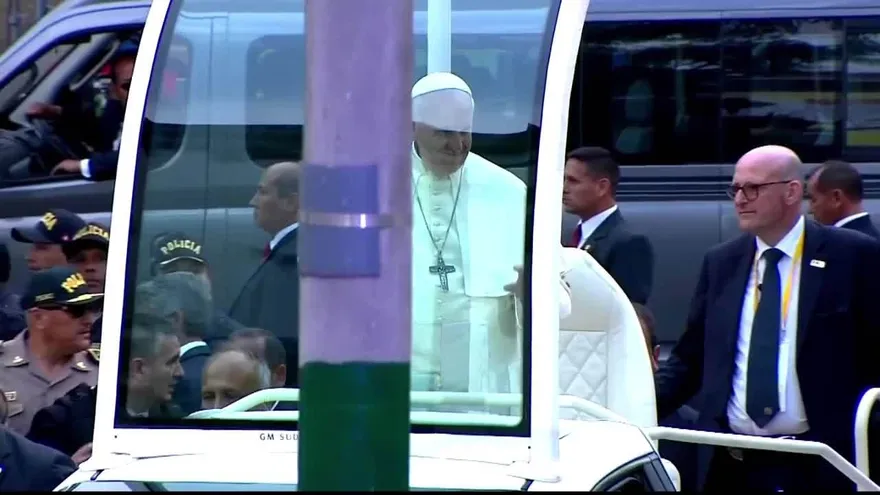 Jóvenes participan en diseño del papamóvil panameño