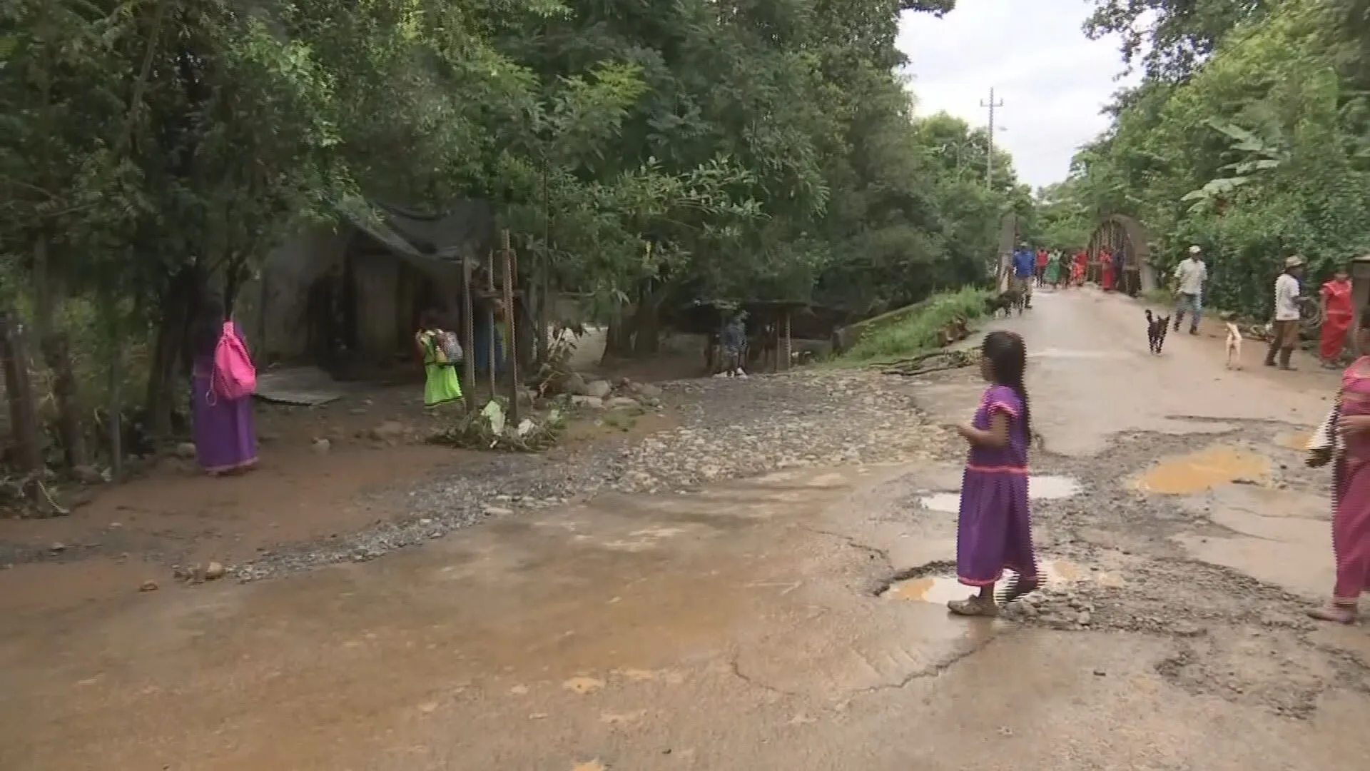 Desborde de río causa inundaciones.