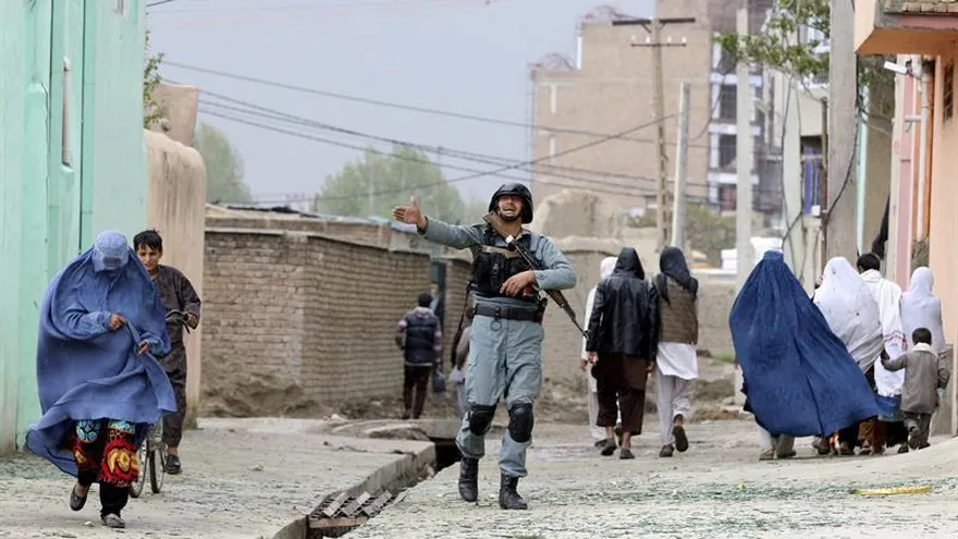 Soldados aseguran los alrededores del Ministerio de Defensa durante un tiroteo con talibanes durante el atentado registrado en Kabul (Afganistán) este martes.