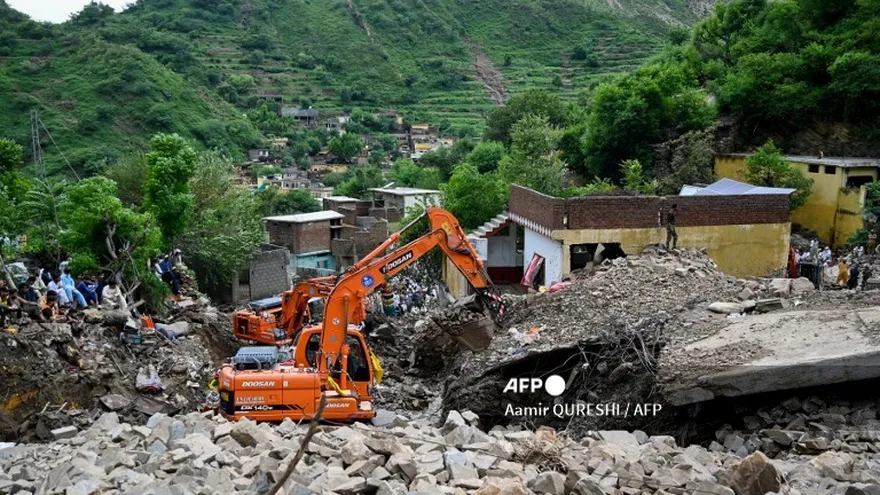 El personal de socorro utiliza excavadoras para limpiar los escombros de las casas derrumbadas mientras buscan víctimas entre los escombros, un día después de un aguacero en la aldea de Dalori en el distrito de Swabi, en la montañosa provincia de Khyber Pakhtunkhwa de Pakistán, el 19 de agosto de 2025. En medio de la noche, a la luz de sus teléfonos móviles, los rescatistas y los aldeanos cavaron entre los restos de concreto de las casas aplastadas después de que enormes rocas cayeran sobre una remota aldea paquistaní después de un aguacero.